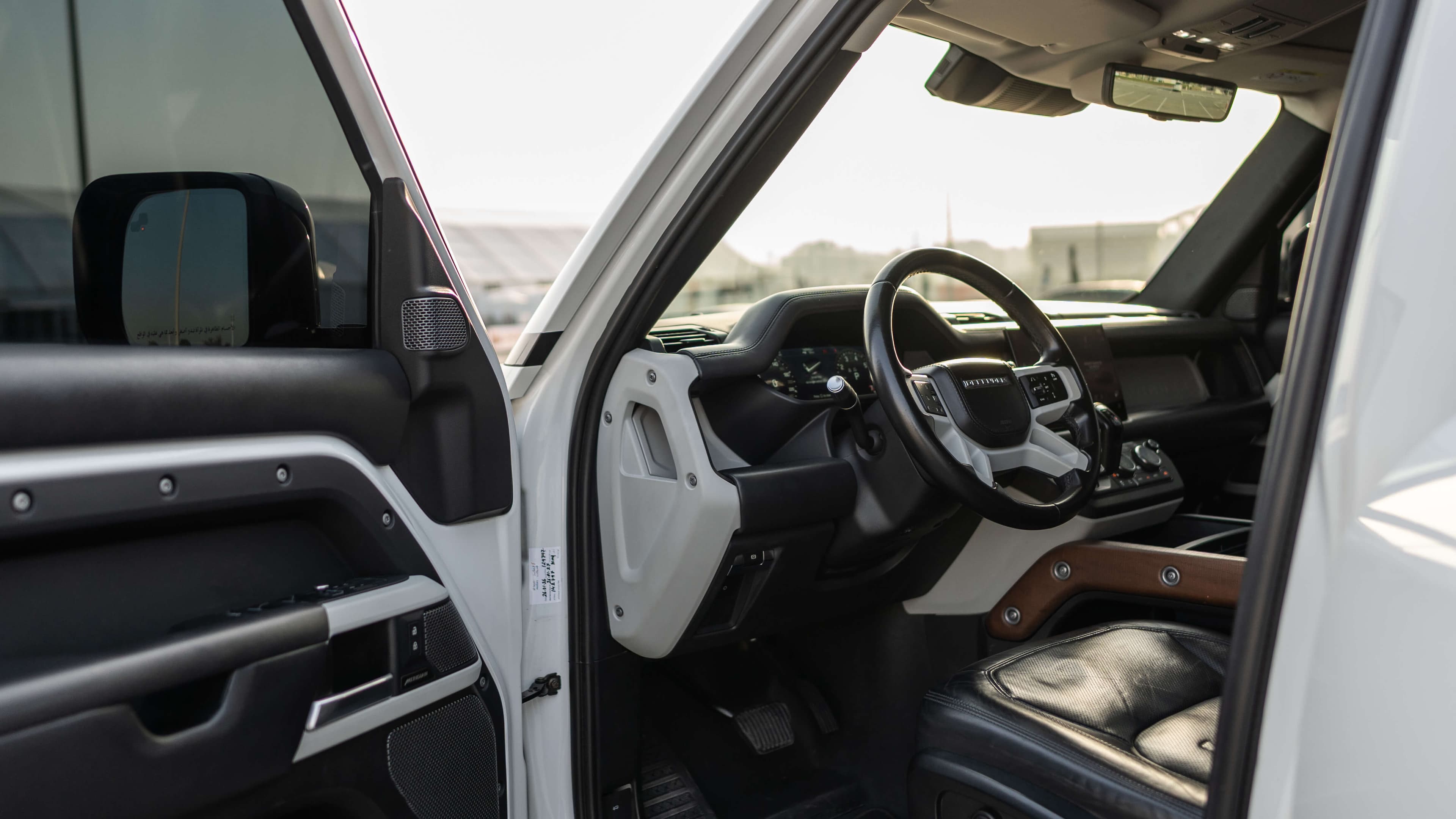 Взять напрокат Range Rover Defender в Дубае